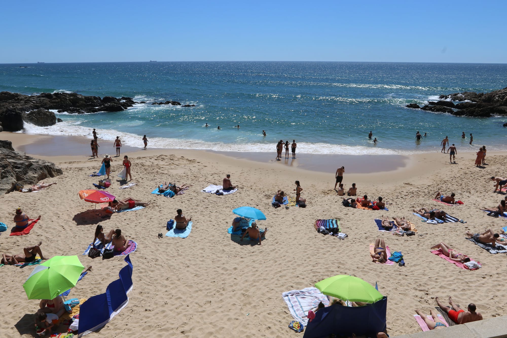 Falta uma "farofa": as diferenças no estilo de curtir praia entre Brasil e Portugal