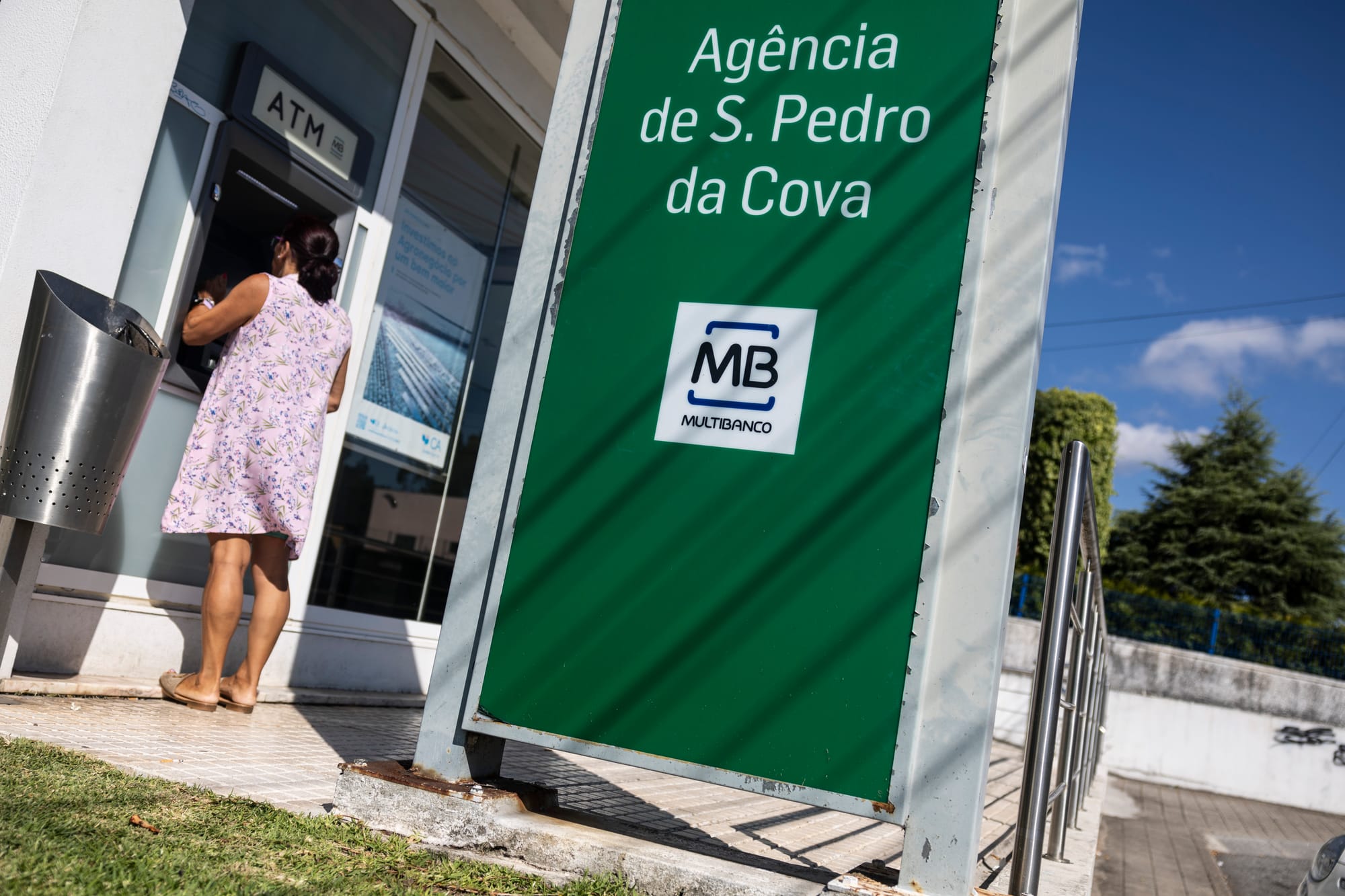 Burocracias para abrir conta bancária dificultam inclusão social de imigrantes