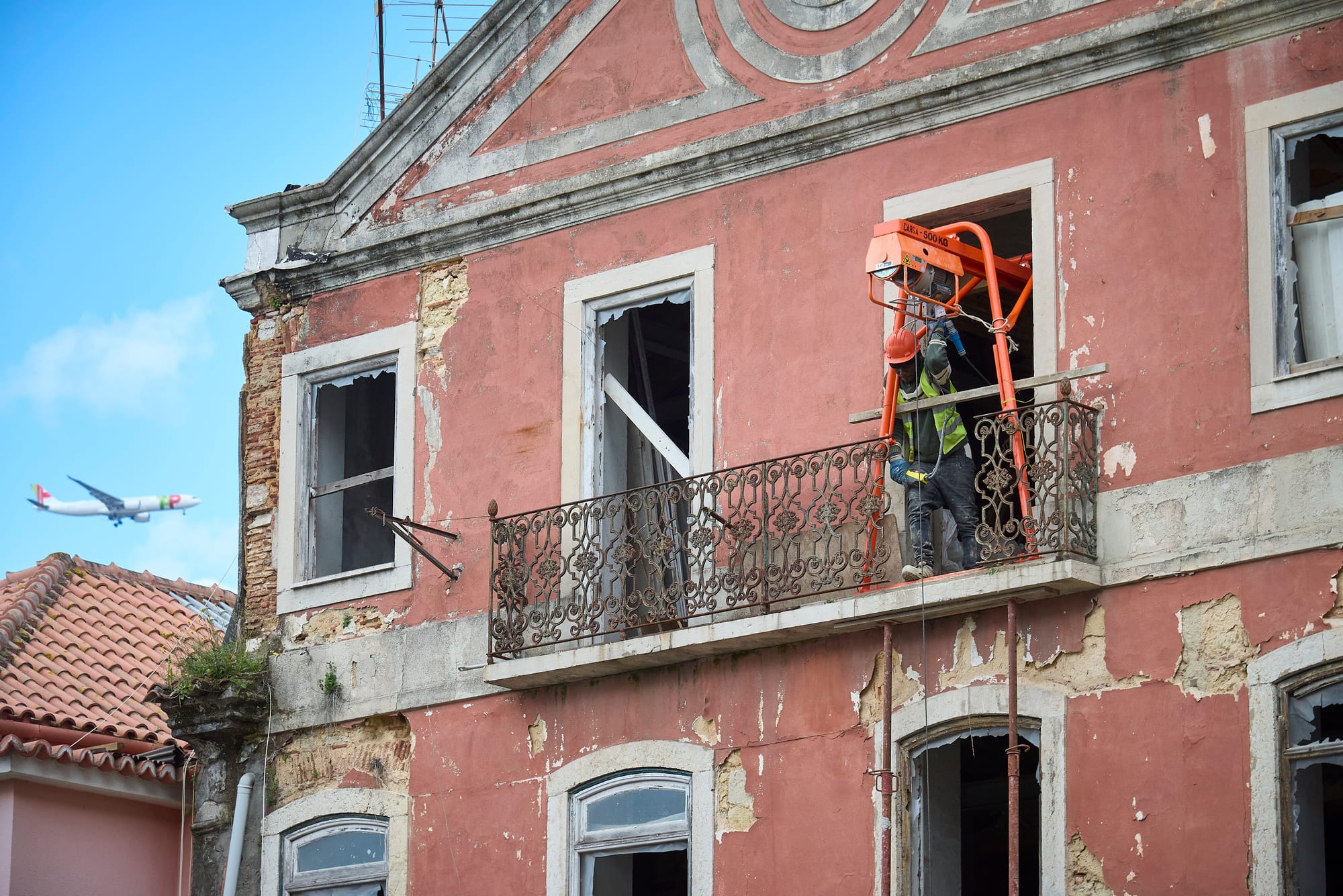 Construção com dificuldades na contratação de trabalhadores estrangeiros depois de alterações à lei