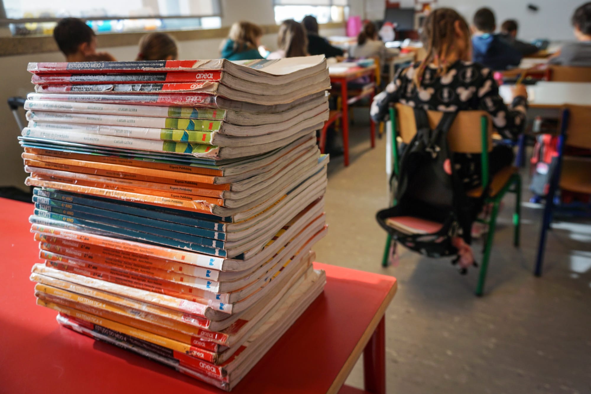 Beabá da educação: livros didáticos podem ser gratuitos nas escolas em Portugal, saiba como