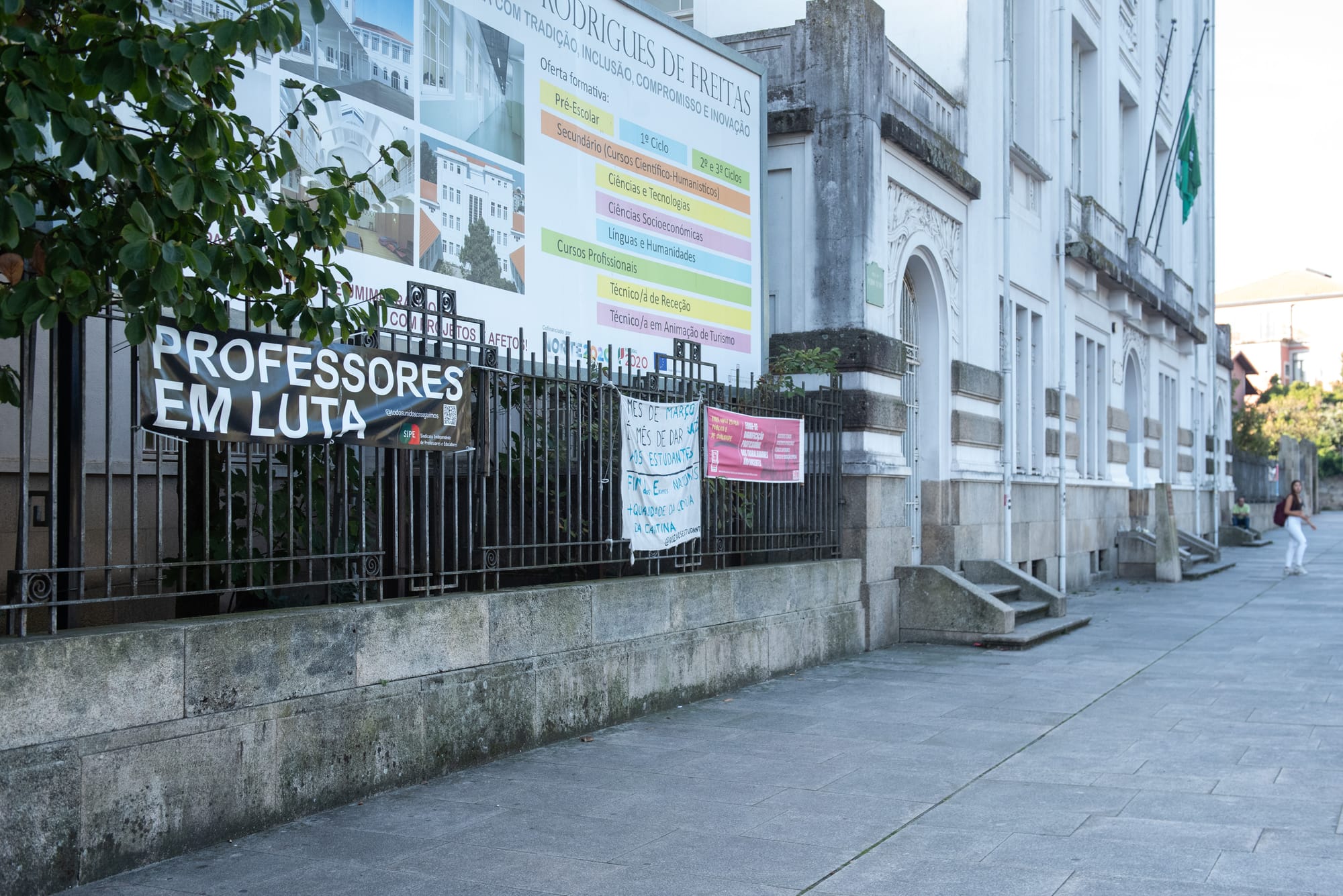 Petição ao Parlamento cobra regulamentação para habilitação de professores brasileiros em Portugal