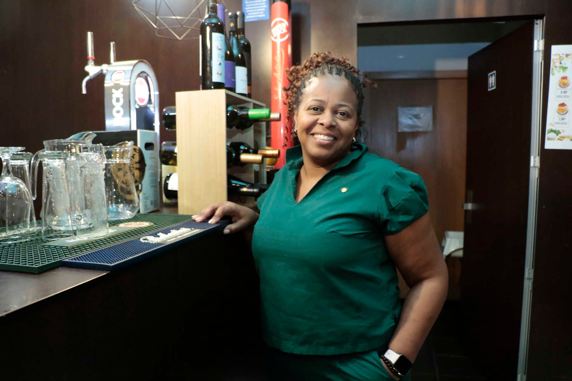 Edna era obrigada a entrar pelos fundos do restaurante em que trabalhava, hoje tem seu próprio