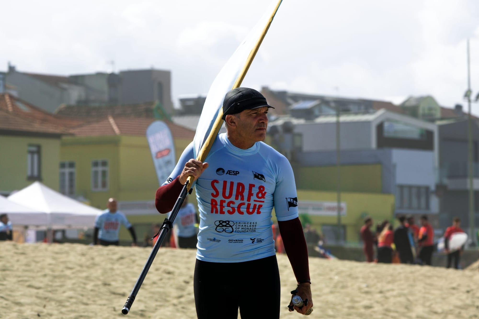 Festival com brasileiros tenta quebrar recorde de maior número de surfistas na mesma onda