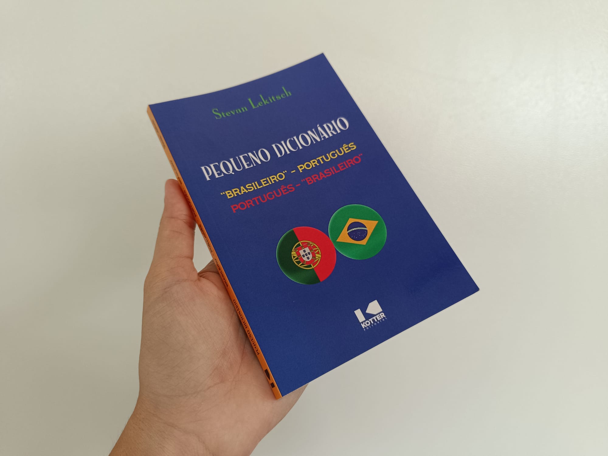 Jornalista cria dicionário com "traduções" entre português do Brasil e de Portugal