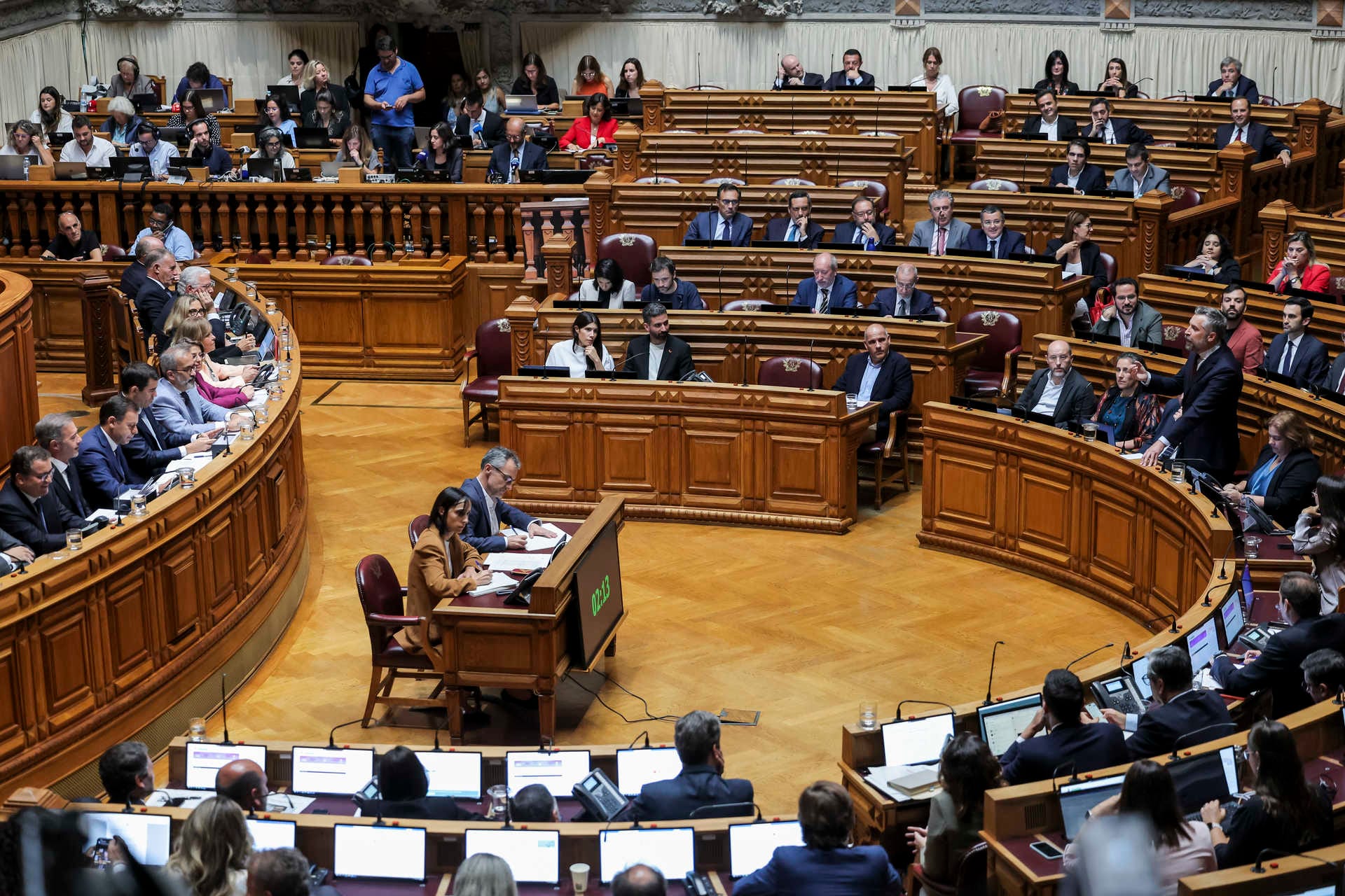 Às vezes rápido, às vezes nem tanto: entenda o processo de mudança das leis em Portugal