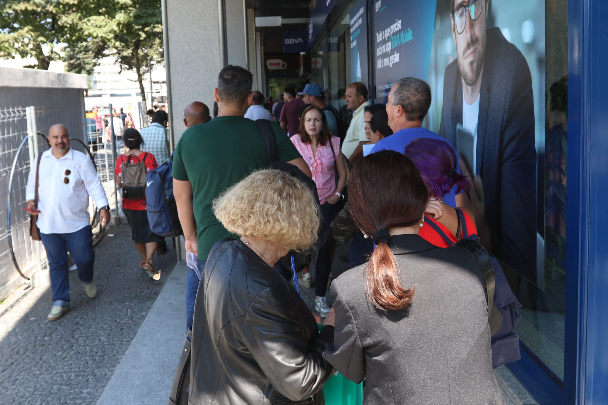 Falsos agendamentos, moradia fantasma e mais: advogada lista golpes comuns em Portugal