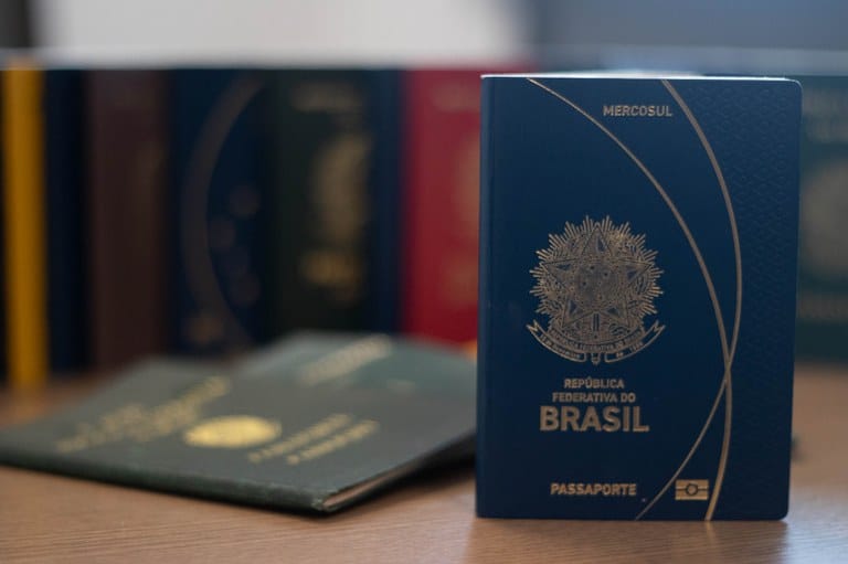 Controle de imigração: novo modelo do passaporte brasileiro é apresentado à polícia em Portugal