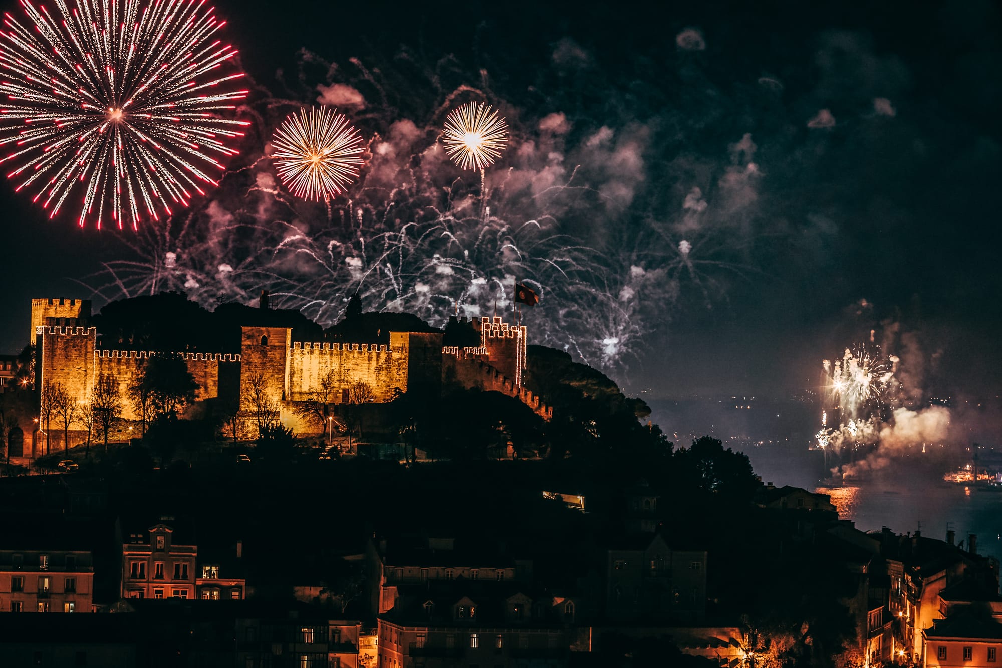 Frio, fogos e mariscos: como é celebrado o Ano Novo em Portugal