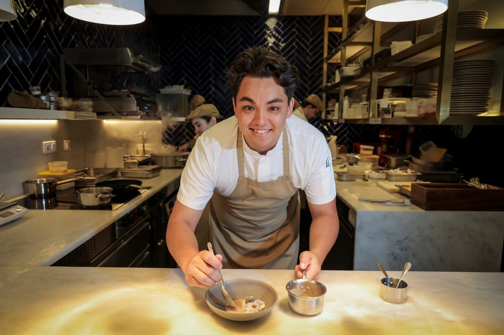 De estagiário ao topo da cozinha: jovem brasileiro é destaque em restaurante com estrela Michelin imagem do post