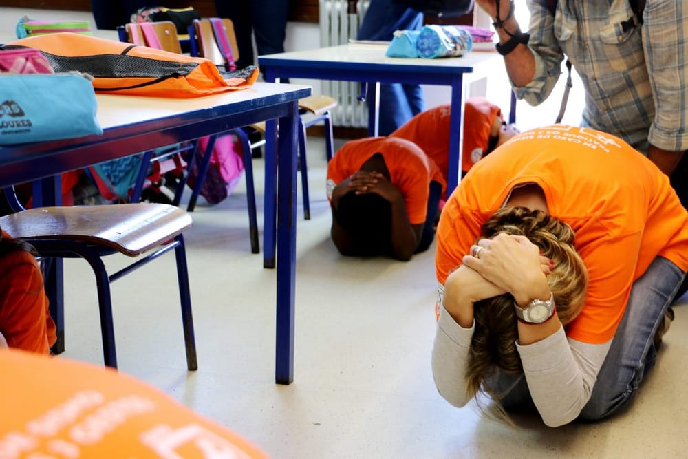 Em Portugal, crianças aprendem na escola sobre o que fazer durante um terremoto imagem do post