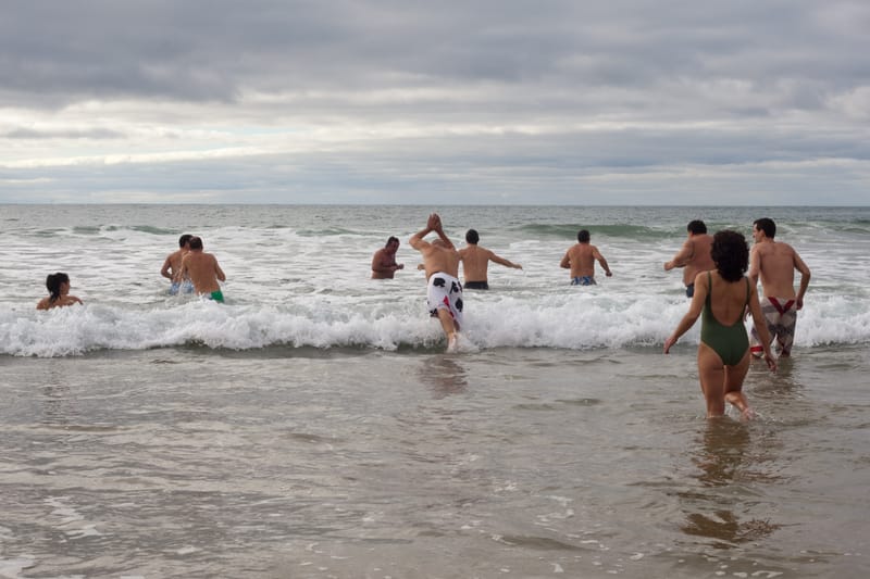 Virada gelada: a tradição do banho de mar no Ano Novo em Portugal imagem do post