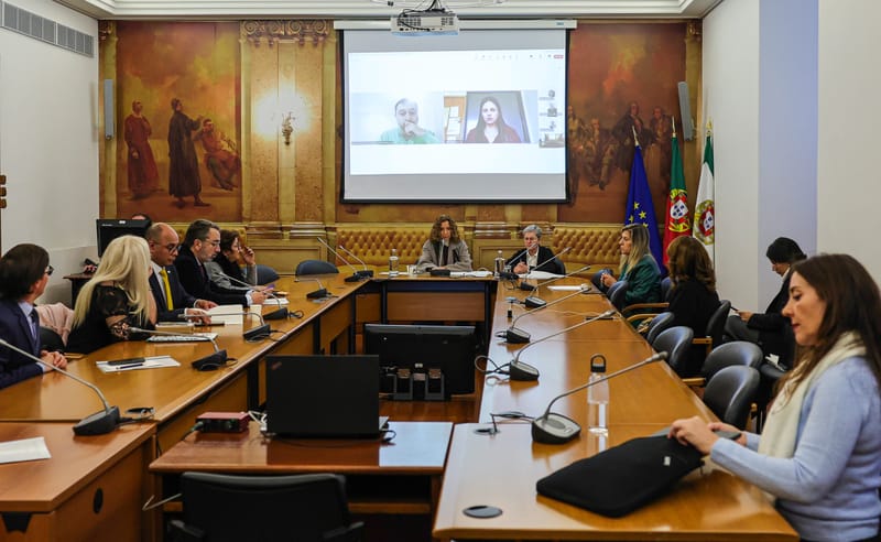 Oito professores brasileiros demitidos em dois meses: autoridade escolar alega falta de habilitações, diretores desconhecem razão imagem do post